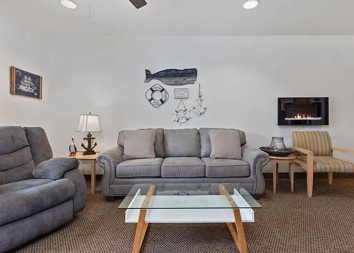 Beach House Inn & Suites